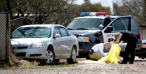 Bank robbery suspect, cop bitten by dogs during chase